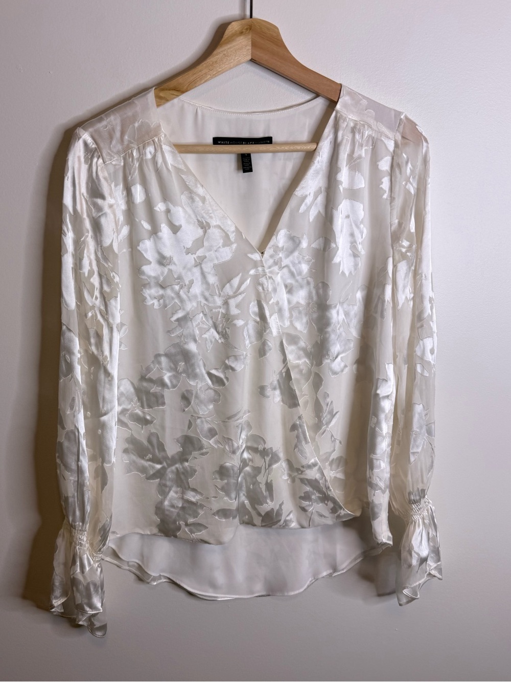 White House Black Market Ivory Floral V-Neck Blouse - Women's Top size 4